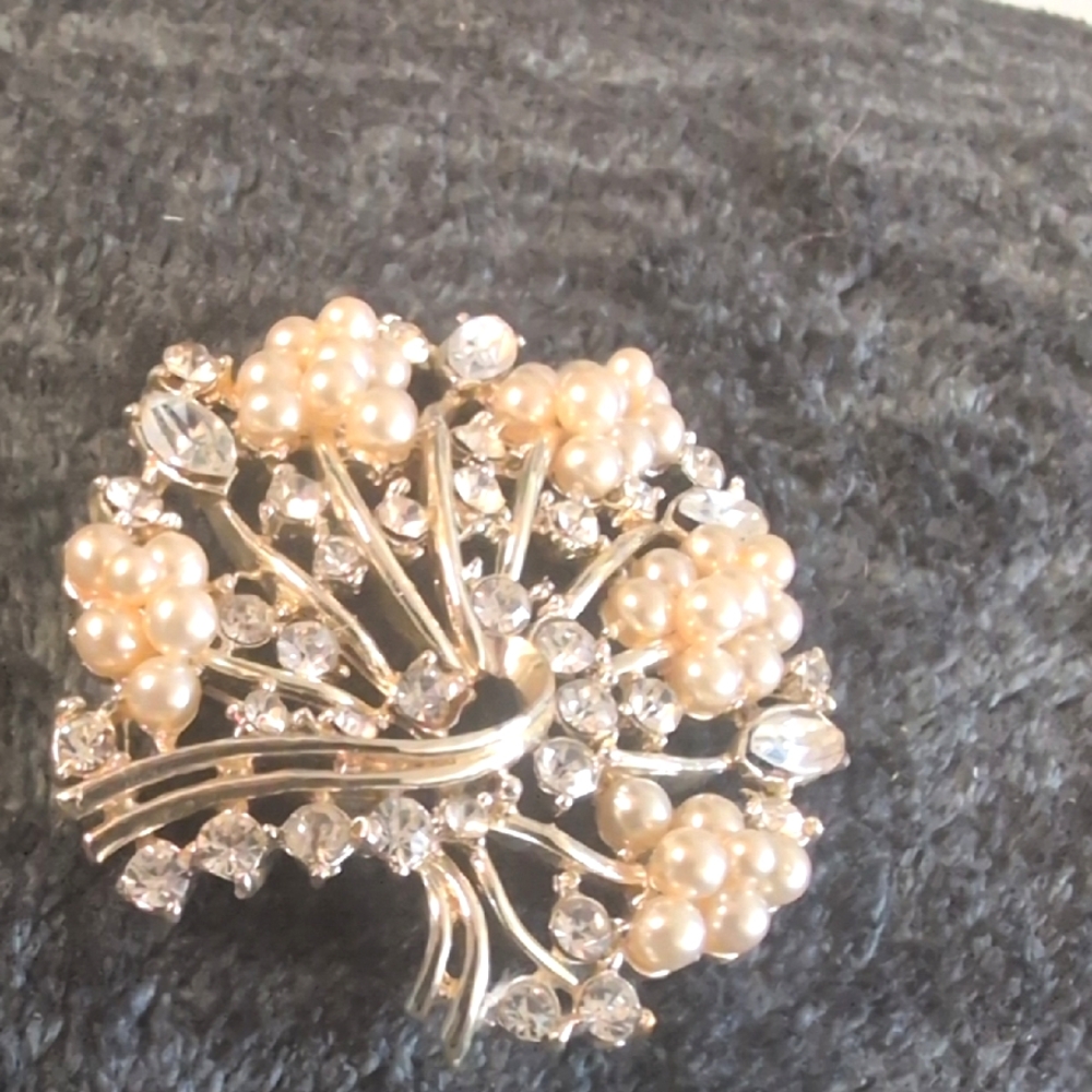 VTG  Star pearl and rhinestone brooch